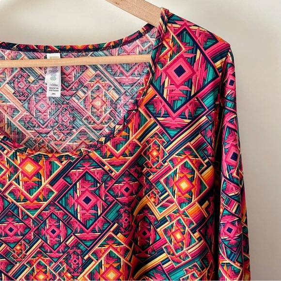 LuLaRoe Lynnae Long Sleeve Top w/ Colorful Geometric Print Size 2XL - Picture 1 of 14